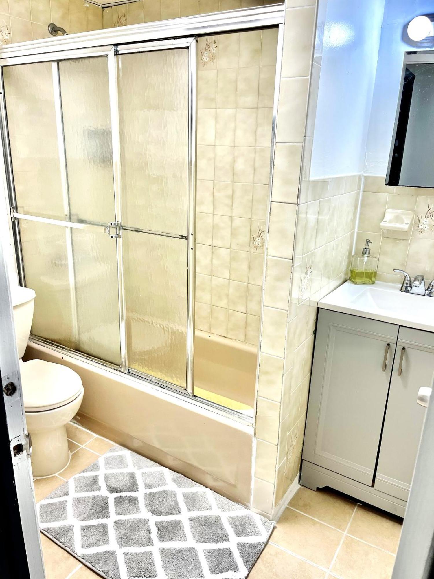 2 Bedrooms Lr Kit Bath And Backyard 2 Stops To Manhattan Apartamento *